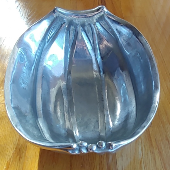 Gorgeous pewter Wilton Armetale banana bowl - Picture 2 of 4